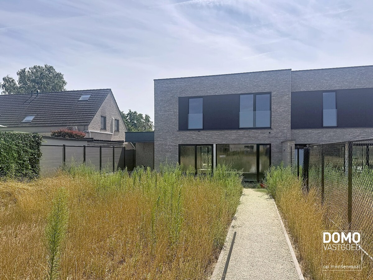 EXCLUSIEVE NIEUWBOUWONINGEN HALF OPEN BEBOUWING VOORZIEN VAN EEN HOOGWAARDIGE AFWERKING EN MET 4 SLAAPKAMERS, TUIN EN CARPORT TE KERMT 