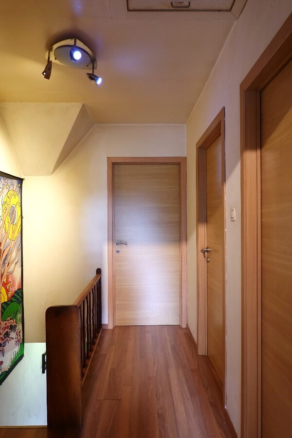 Ruime gerenoveerde alleenstaande woning met tuin, garage en 3 slaapkamers in Zerkegem 