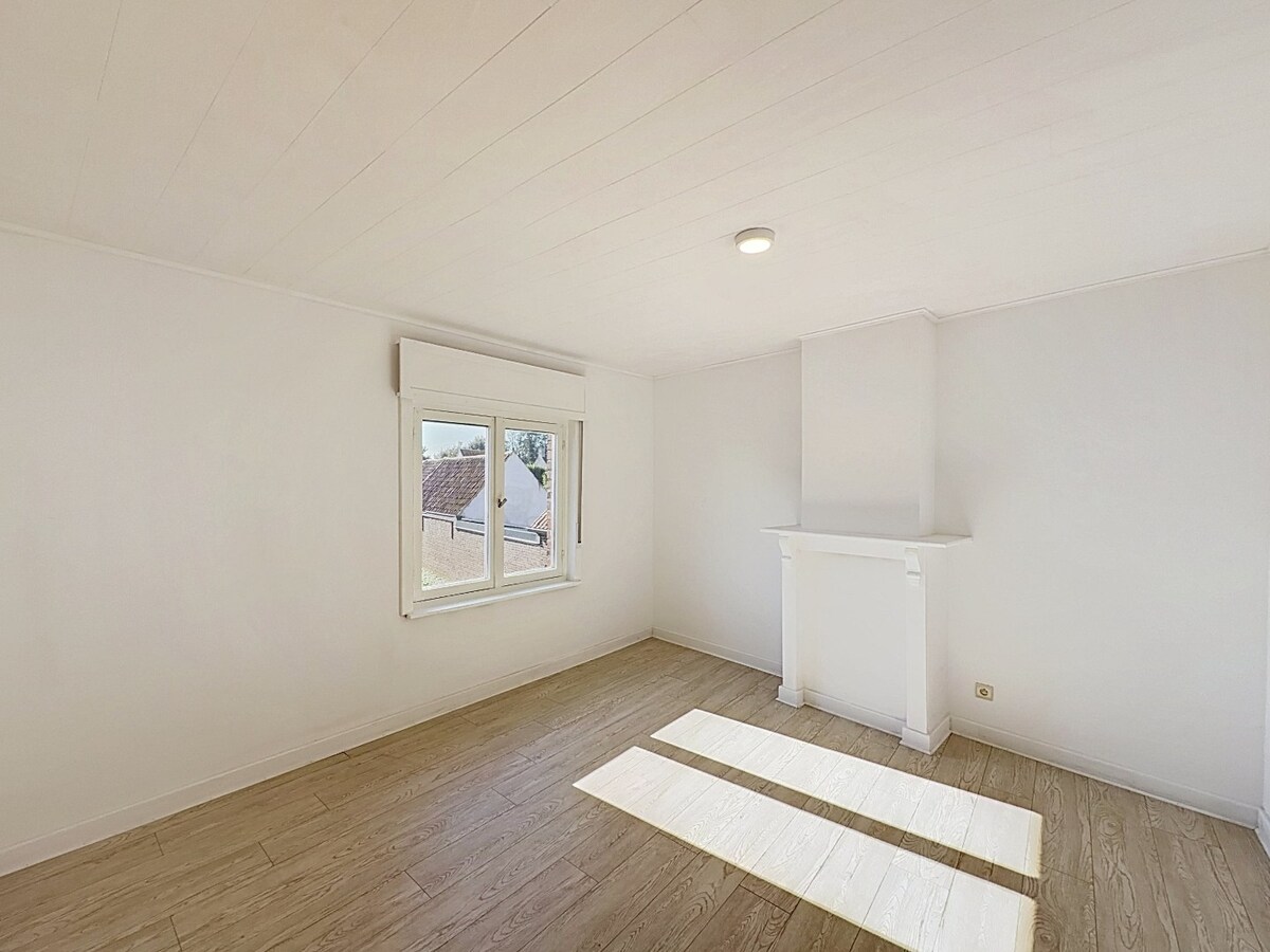 Ruime woning met 4 slaapkamers, garage en tuin op wandelafstand van centrum Sleidinge! 