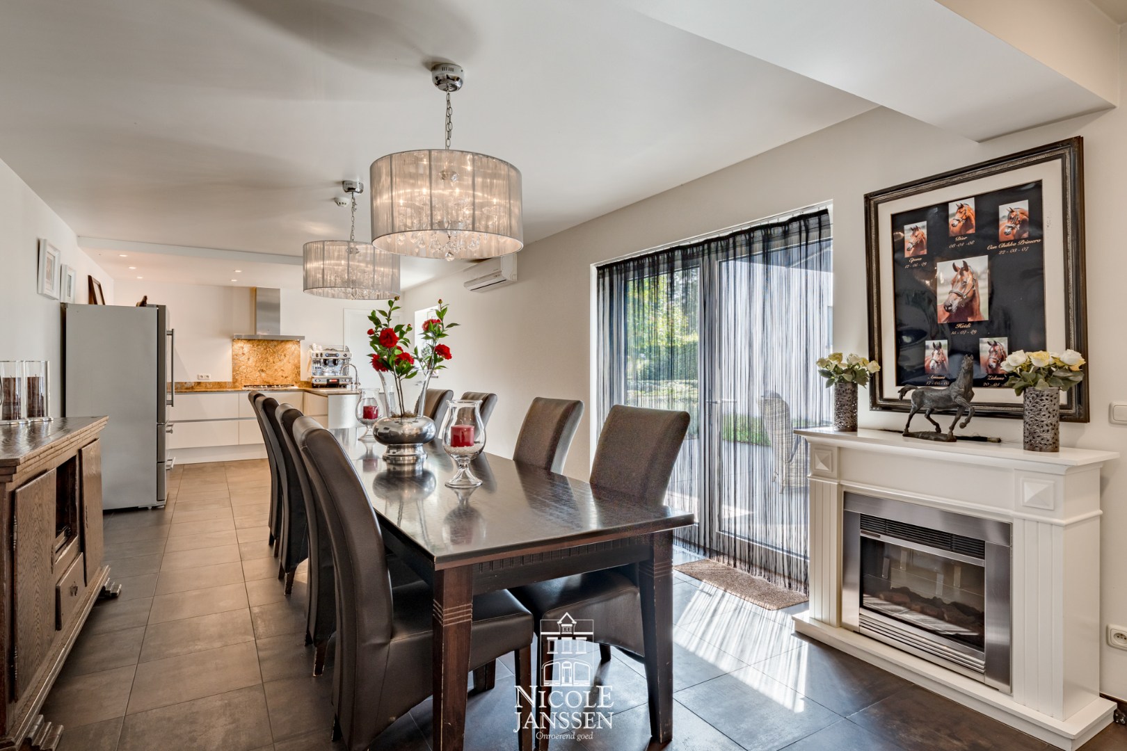 Grote leefruimte met keuken bij stallen en waskeuken