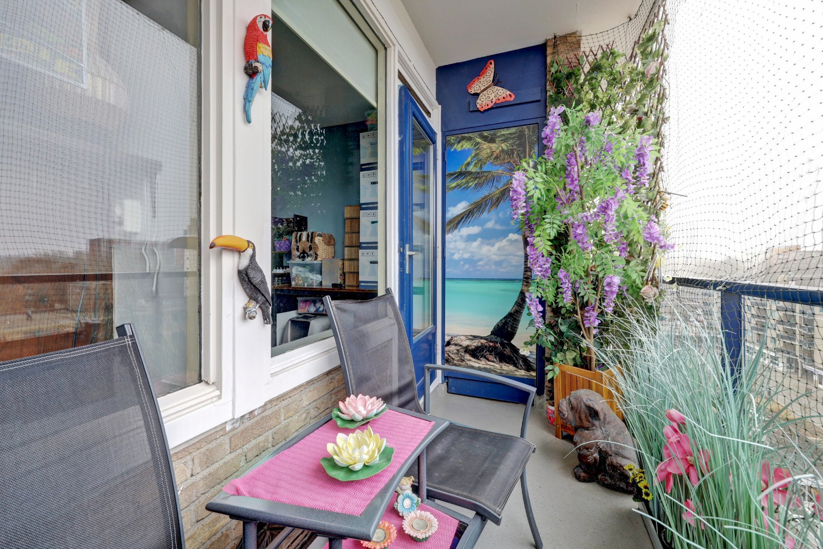 Dit ruime 3 -(voorheen 4) kamer appartement heeft een lichte woonkamer, zonnige balkon, 2 slaapkamers en is gelegen op 6e etage. 