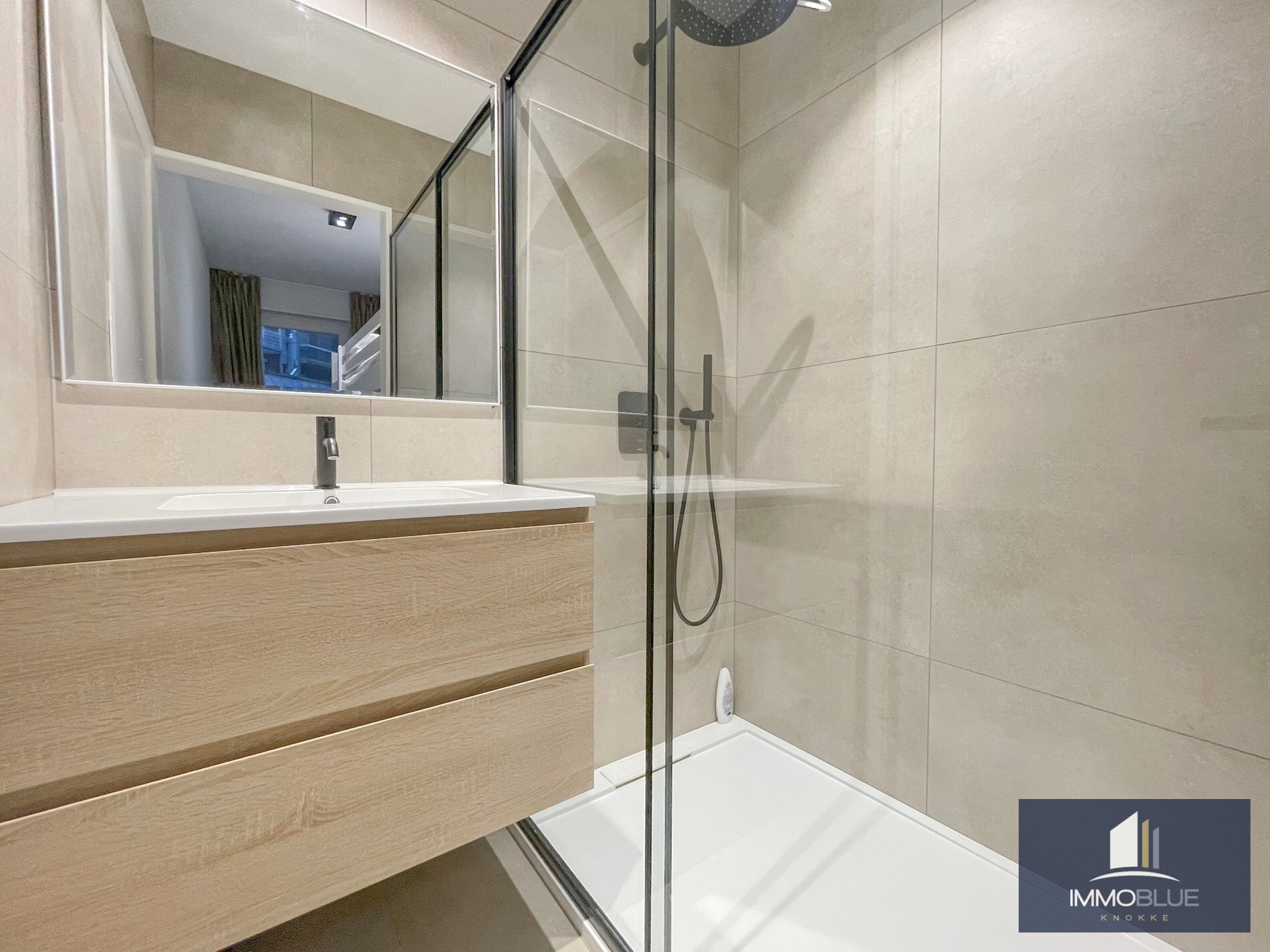 Appartement entièrement rénové, situé à deux pas de la mer. 