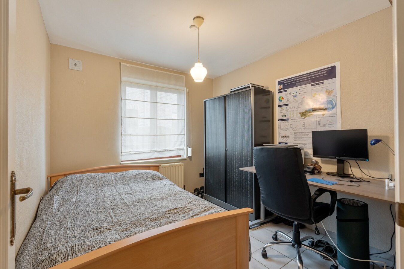 Vrijstaande gezinswoning, gebouwd in 1993 op een perceel van 5a74ca, gunstige ligging vlakbij het centrum. 