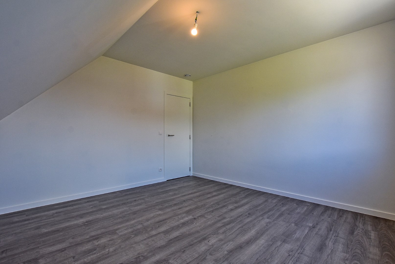 Ruime energiezuinige recente halfopen bebouwing  (2024) met inpandige garage op 258m² gelegen te Houthulst. 