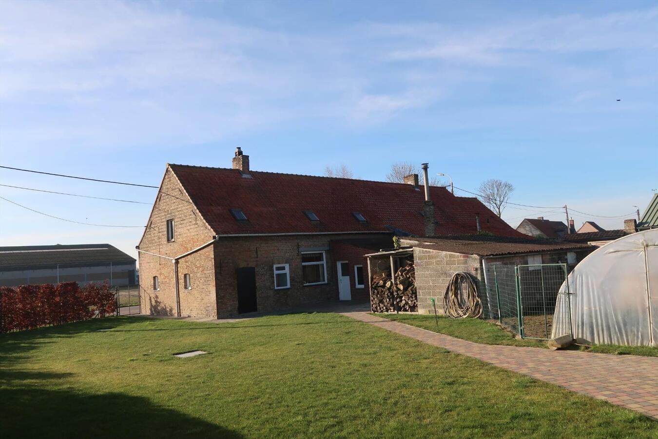 Landelijk gelegen woning met groot bijgebouw op een totale oppervlakte van 4403m² 