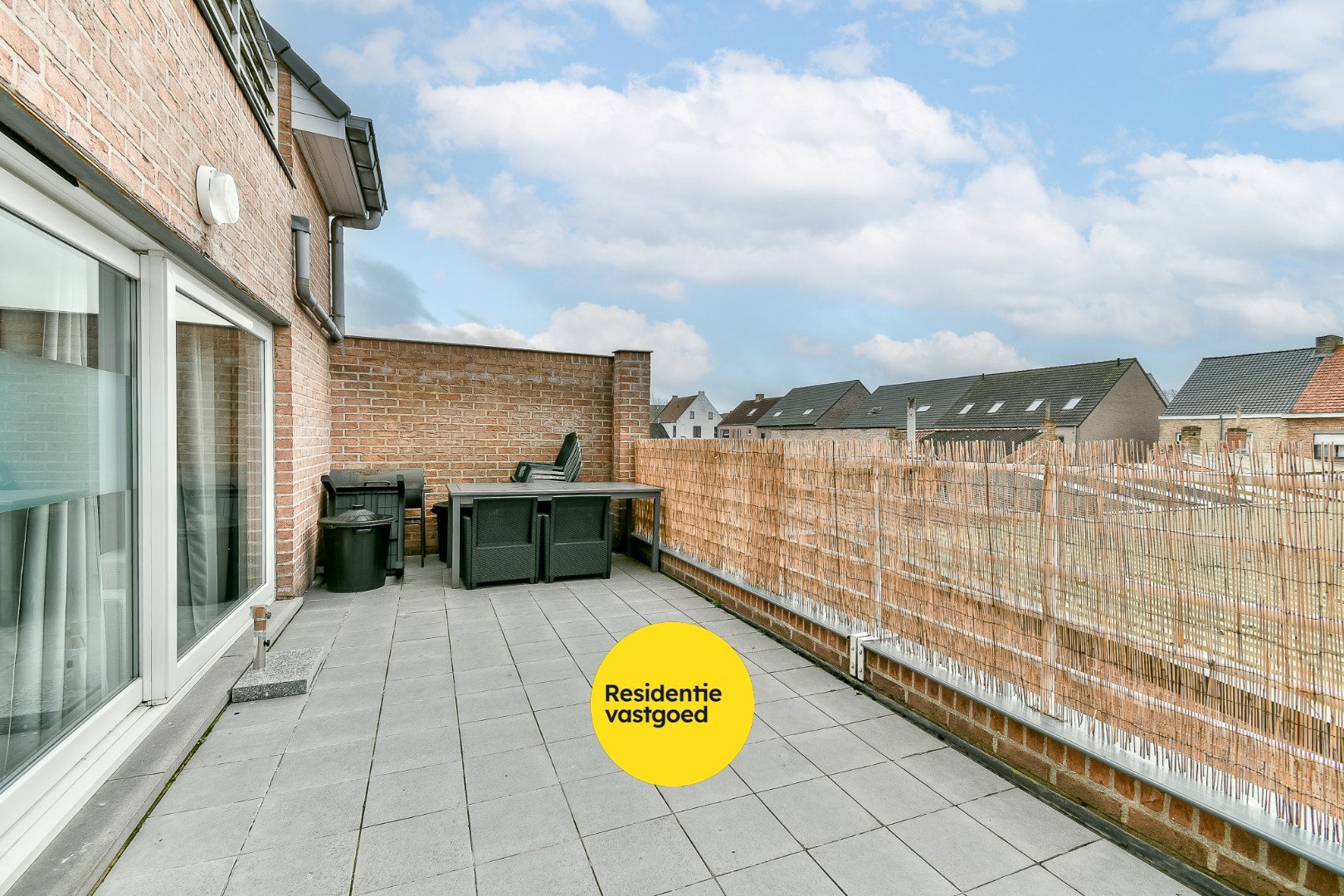 Opbrengsteigendom met 3 appartementen en 3 garages 
