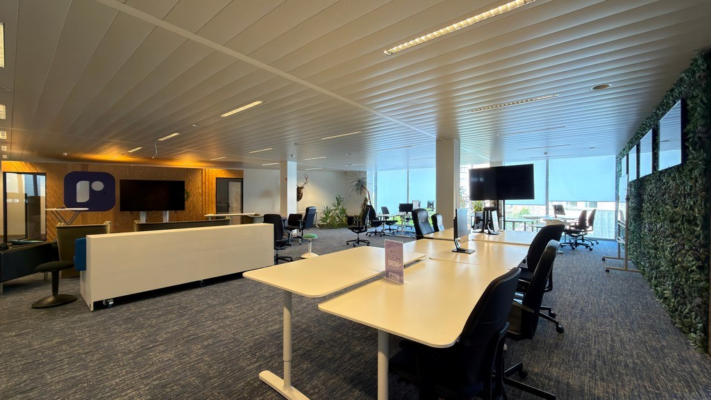 Gerenoveerde kantoren in geklasseerde herenwoning te huur aan station van Mechelen