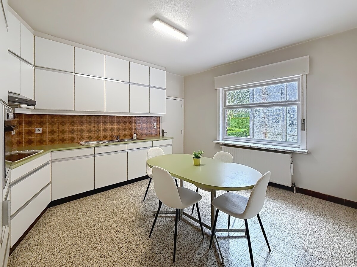 Kloeke woning met vier slaapkamers en ruim magazijn in Hulste. 