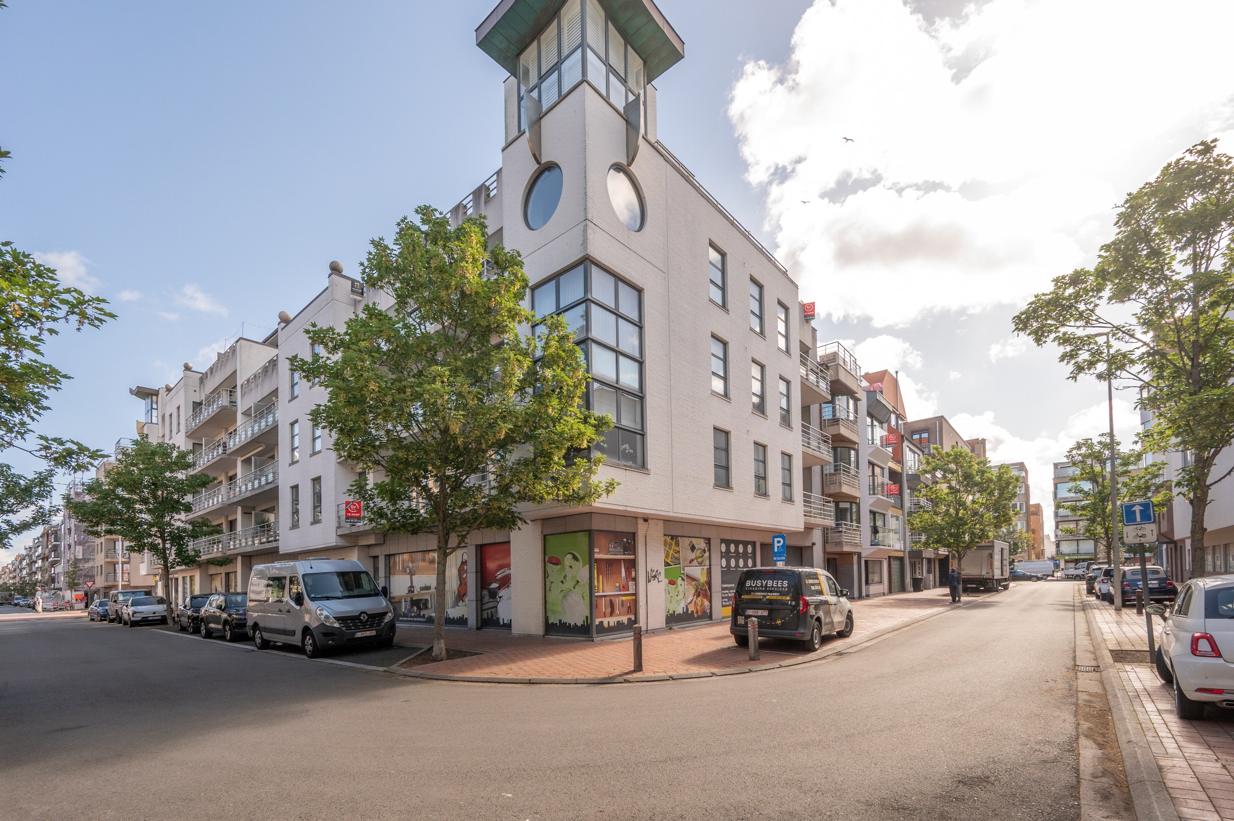 Stijlvol appartement met 2 zonnige terrassen op een toplocatie in Knokke Centraal gelegen tussen zeedijk en Lippenslaan. 