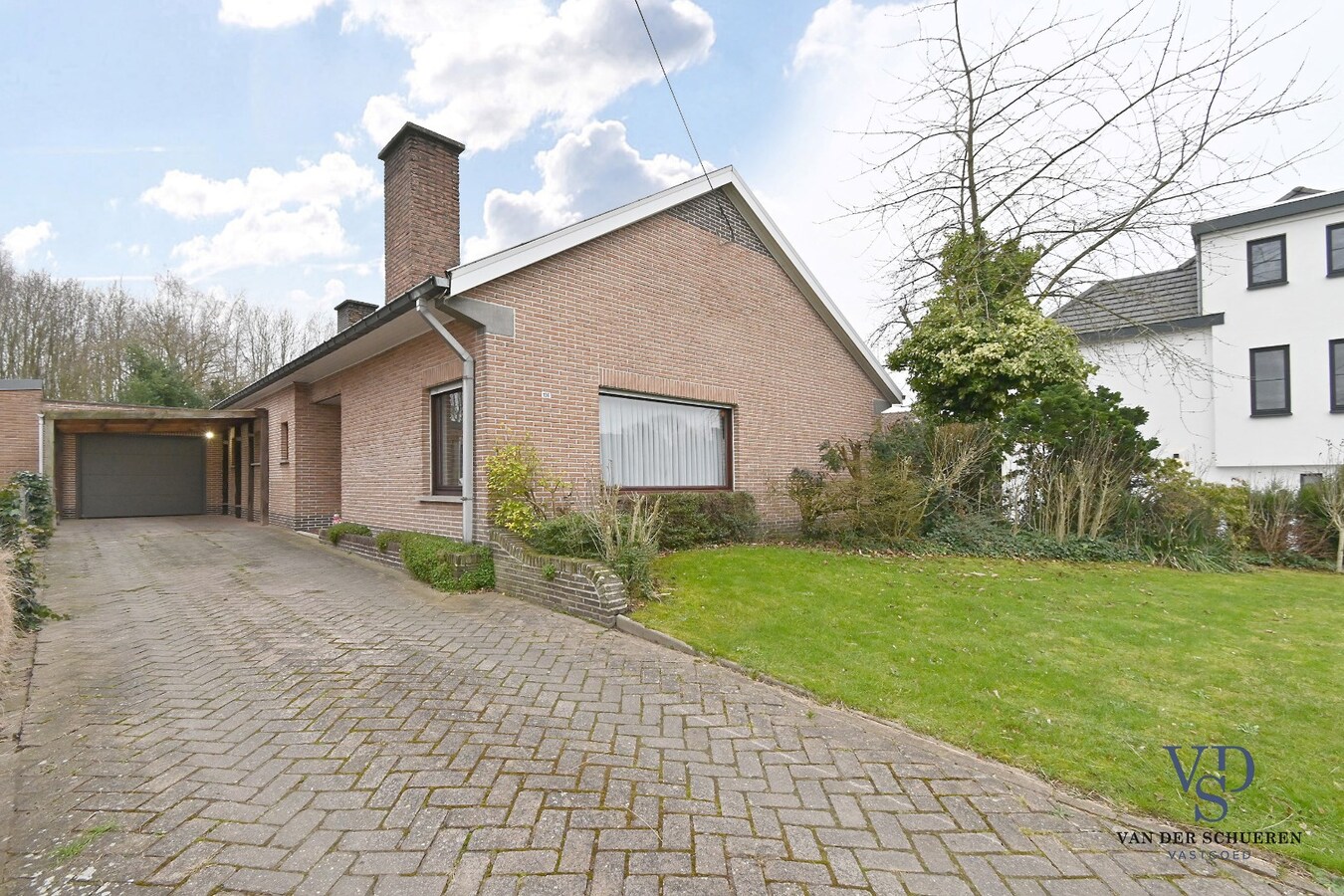 Degelijke bungalowwoning met garage 