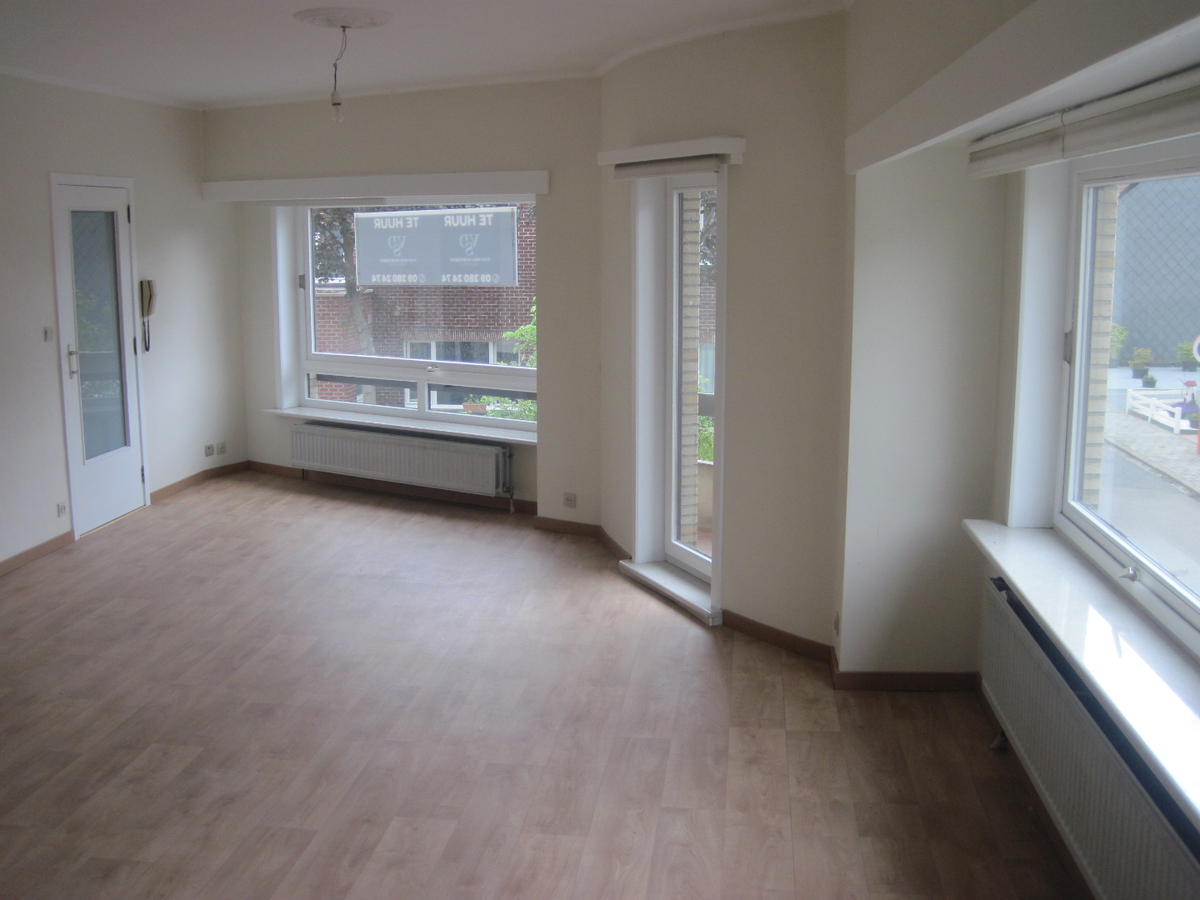 Ruim, lichtrijk appartement op de 1° verdieping. GEEN VASTE KOSTEN !! 