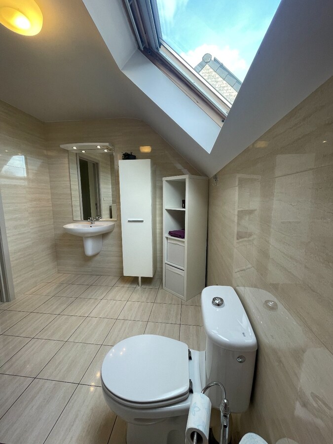 Verzorgde bel-etagewoning met 3 slpk, terras, patio  en garage nabij het centrum van As. 