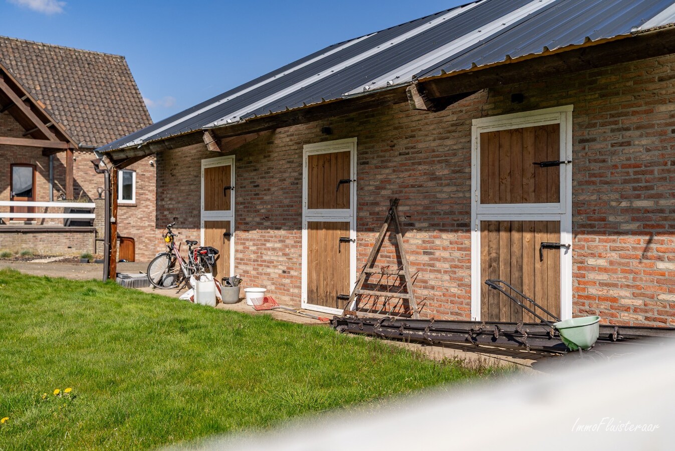 Ruime woning met paardenstallen op ca. 85 are te Kinrooi 