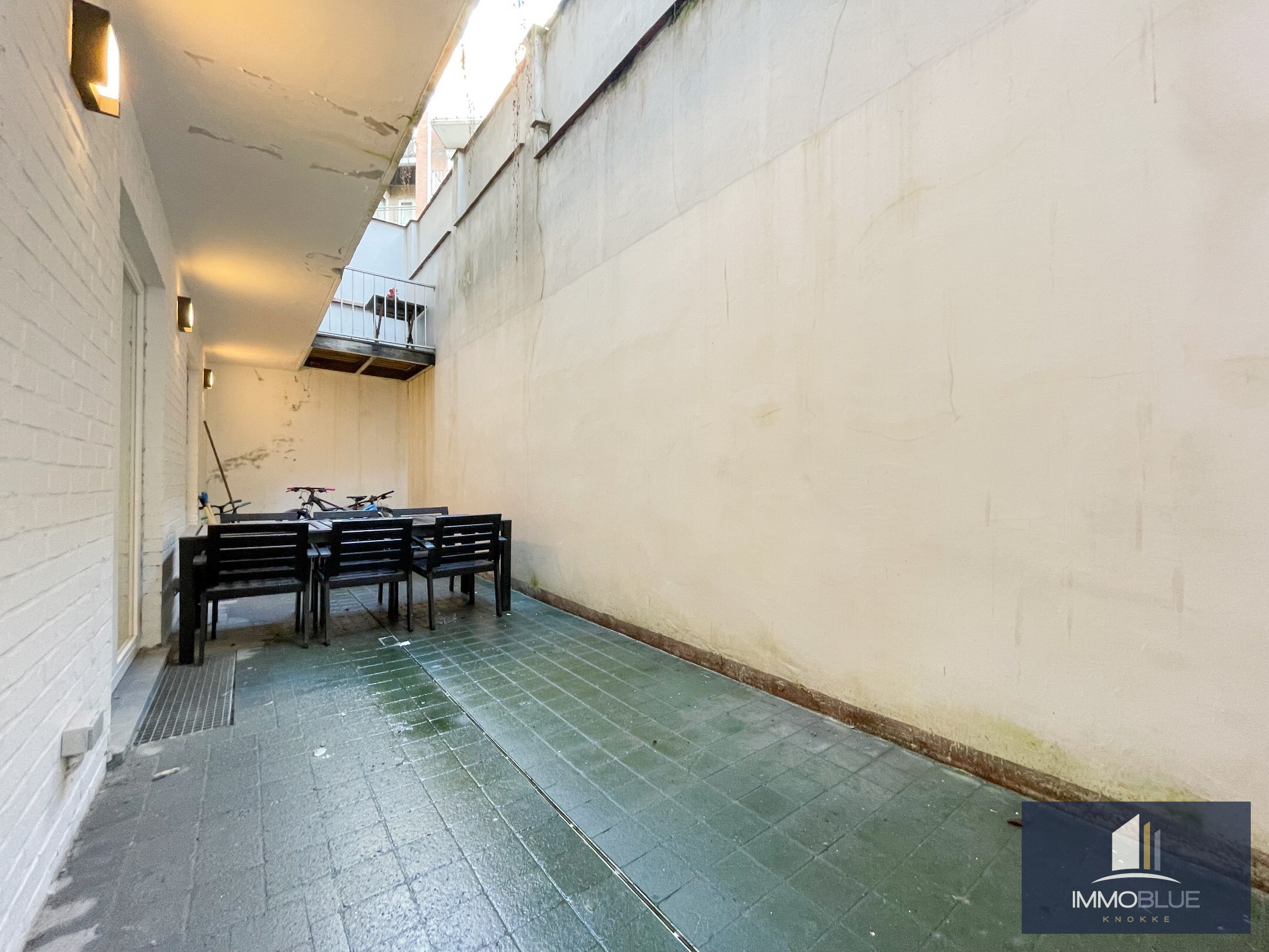 Appartement totalement rénové et luxueusement fini, avec trois chambres et une vue latérale sur la mer, situé au Zoute. 