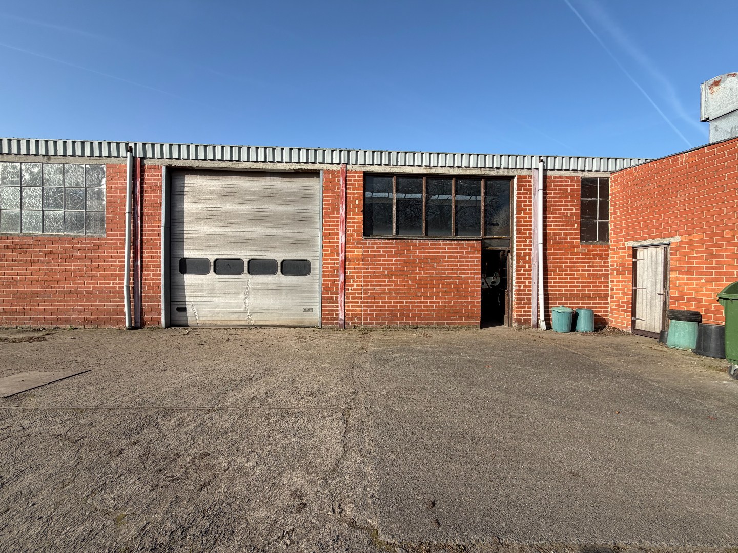 Ruime opslagruimte (±200–250 m²) met vlotte toegang in Zulte 