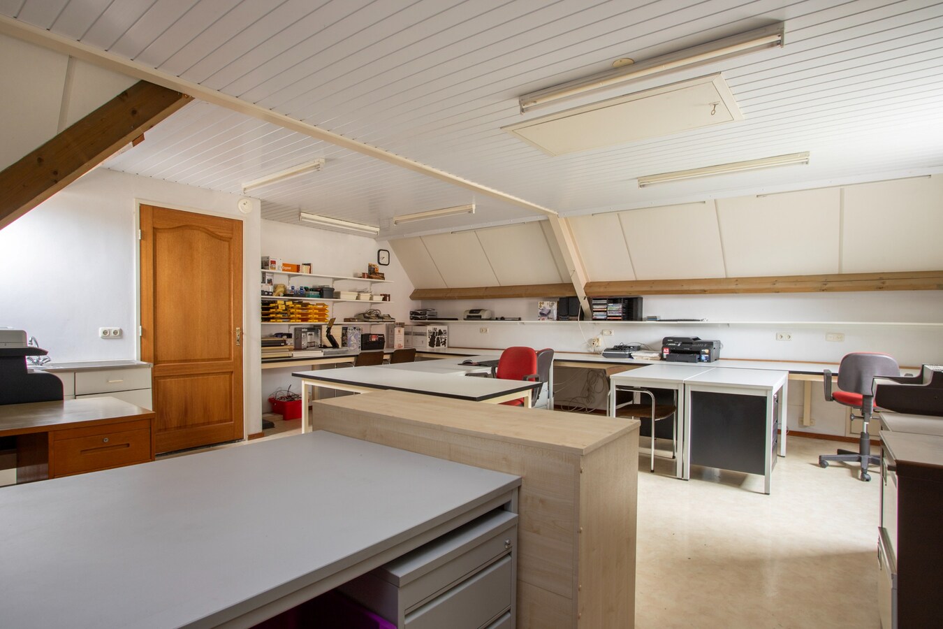 Vrijstaande degelijk gebouwde woning met inpandige dubbele garage. 