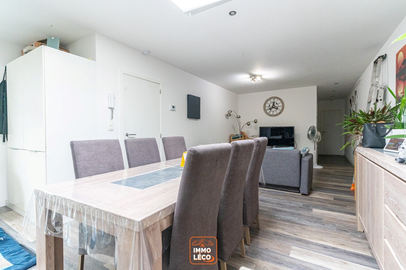 Appartement moderne deux chambres, dans une rue calme appréciée. 