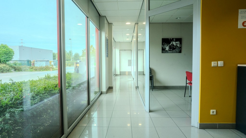 Magazijn met kantoren te huur langs E34 in Beveren