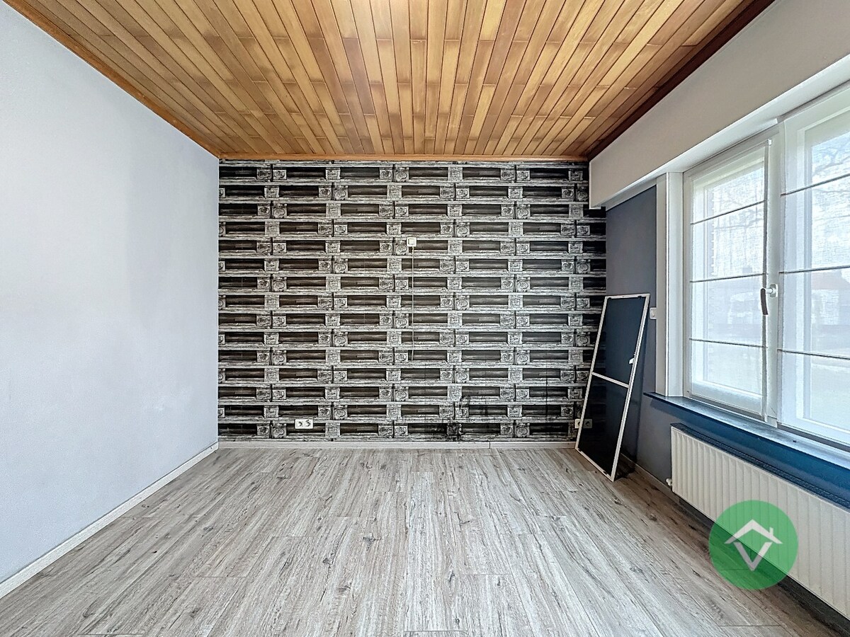 Statige bungalow op 1.811m² met landelijk zicht, drie slaapkamers en twee garages te Ichtegem 