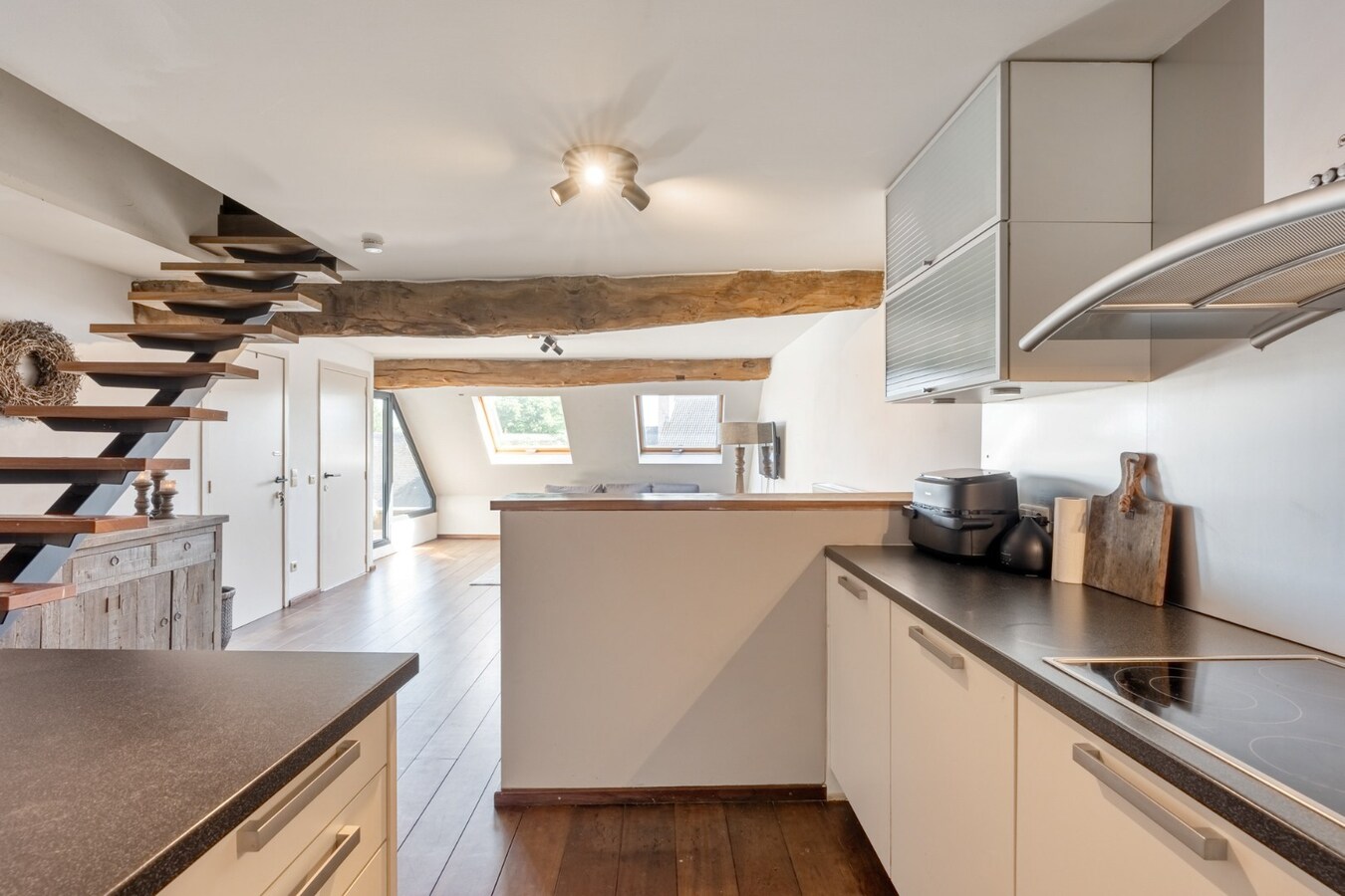 Comfortabel duplex appartement op de 3de en 4de verdieping van een kleinschalige residentie op een steenworp van de historische markt! 