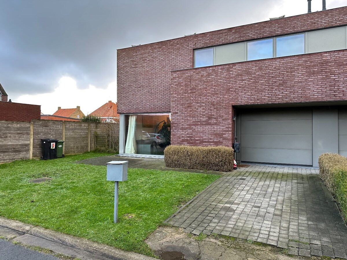 Ruime halfopen woning op het einde van doodlopende straat 