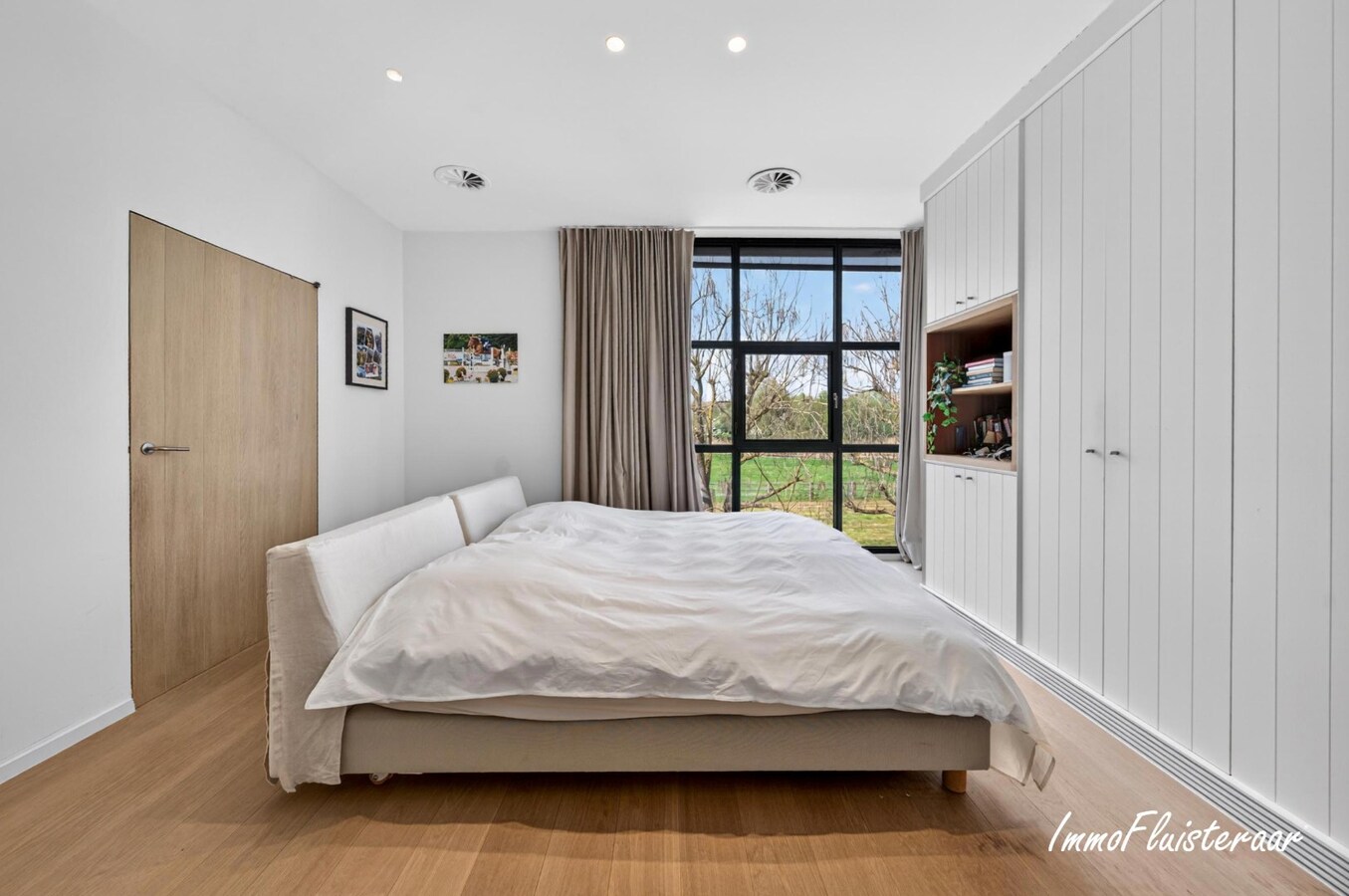 Exclusieve villa met professionele hippische accommodatie op ca. 14,5 ha (mogelijkheid tot aankoop extra gronden) te Astene (Deinze) 