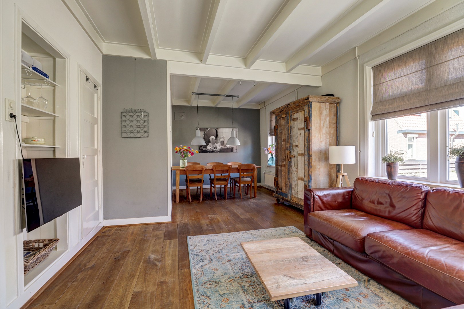 Vrijstaande woning met diepe zonnige tuin, overkapping en royale bijgebouwen 