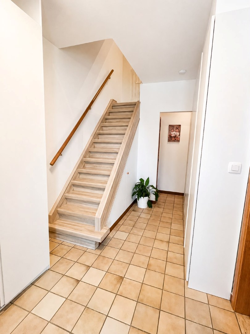 Gerenoveerde halfopen bebouwing met 4 slaapkamers, bureau, tuin en garage in Brasschaat 