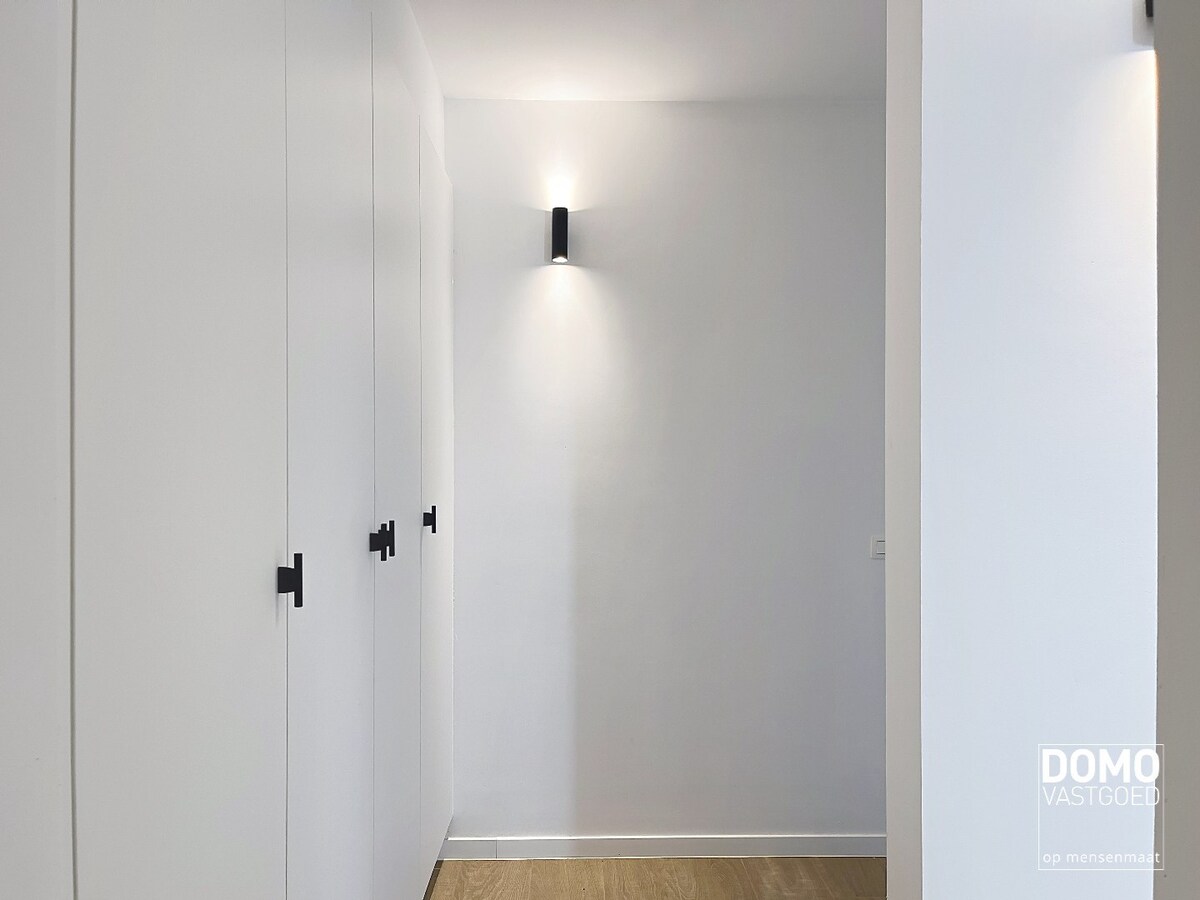 Instapklare totaalrenovatie met luxueuze afwerking, 4 slaapkamers en zuidgerichte tuin 