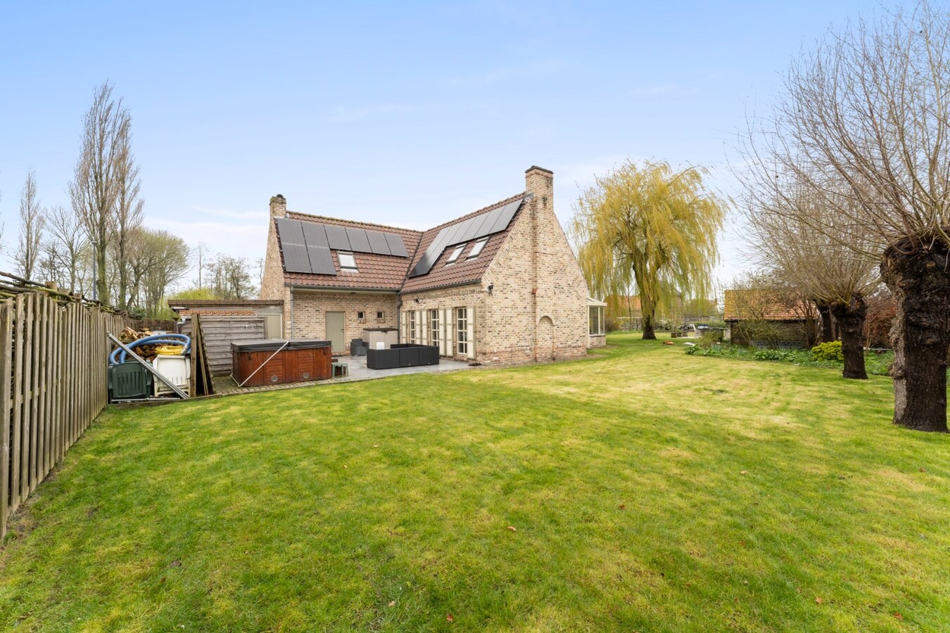 Woning met 4 slaapkamers en grote tuin te Koekelare 