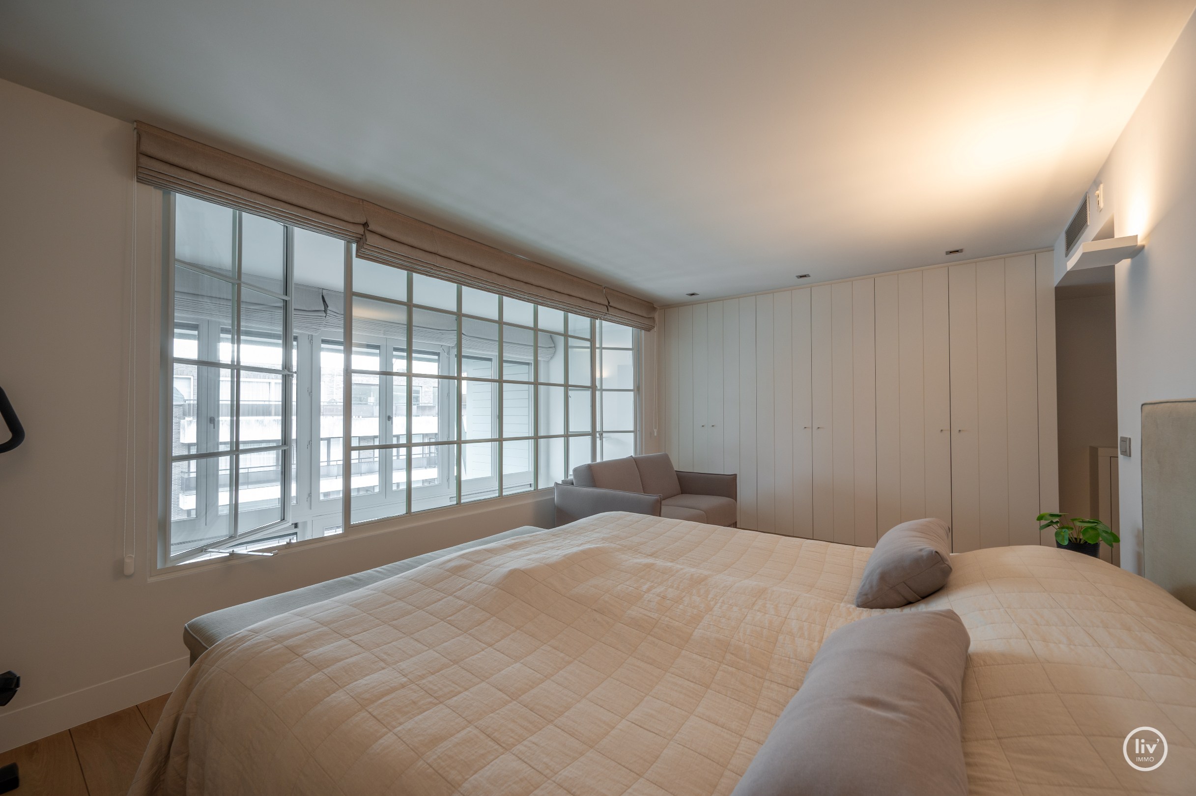 Récente mezzanine de 292 m2 située au centre avec de grandes terrasses, située dans la Vanbunnenlaan à Knokke. 