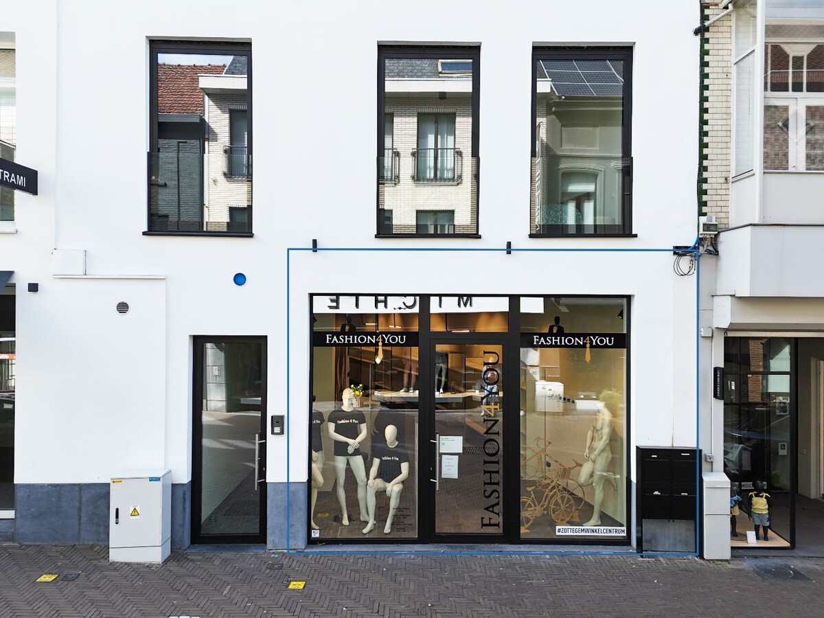 Nieuwbouw (2022) winkelruimte in Stationsstraat te centrum Zottegem 