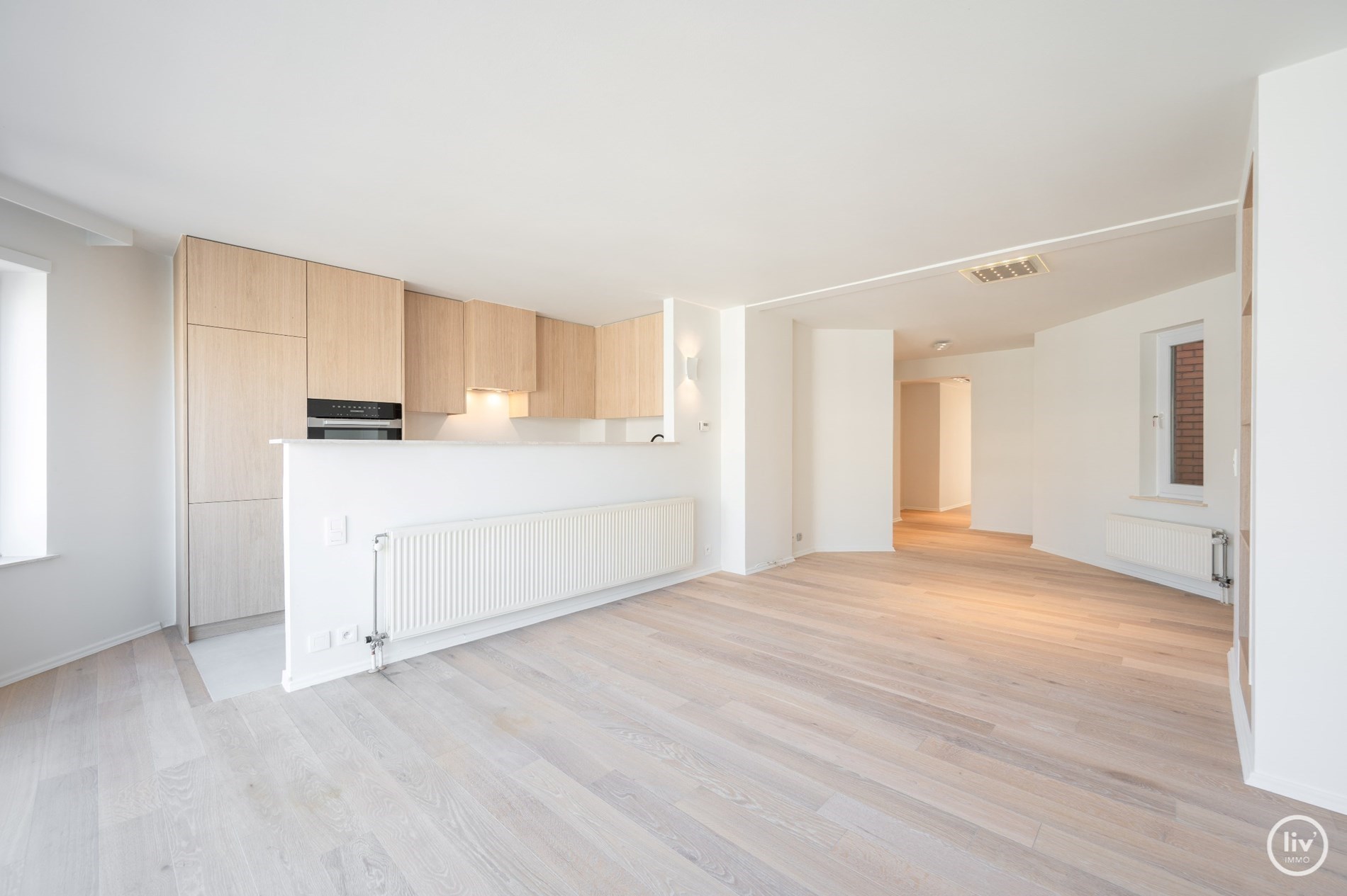 ONGEMEUBELD - Smaakvol gerenoveerd appartement met mooie gevelbreedte gelegen op de Lippenslaan op enkele passen van het strand. 