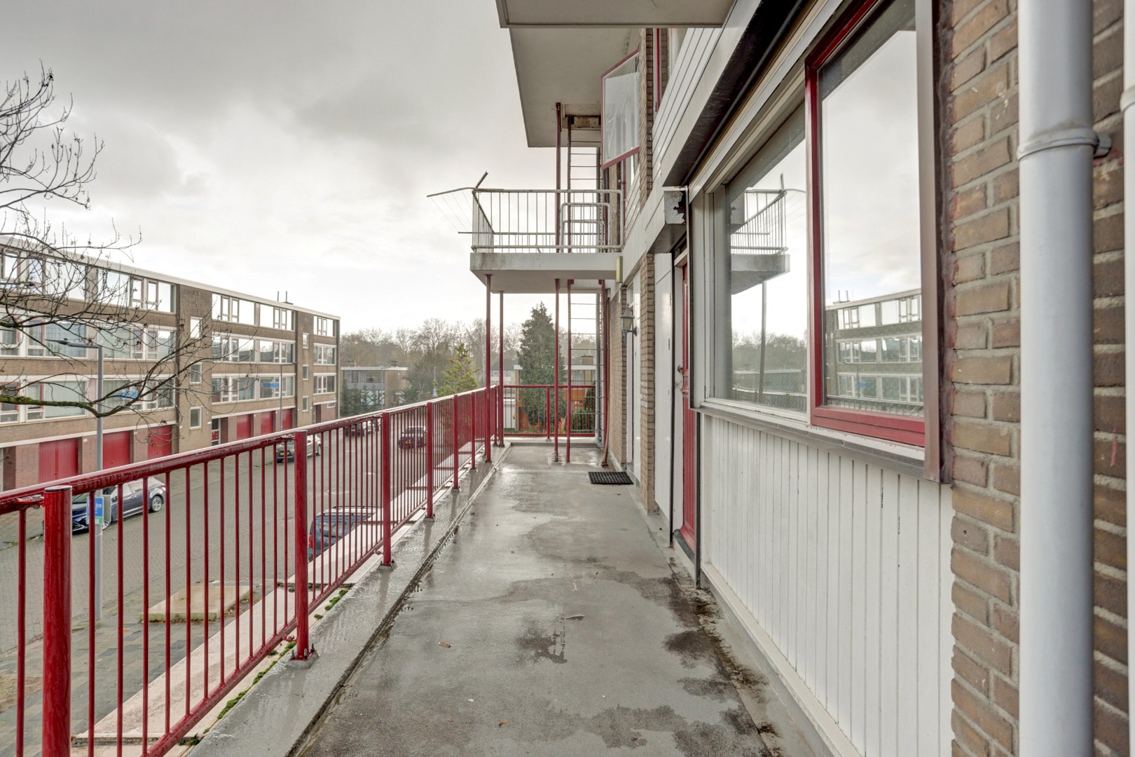 Ruime 4-kamer maisonnette op het Kreekplein, met balkon op het westen, berging in de onderbouw en gelegen op eigen grond. 