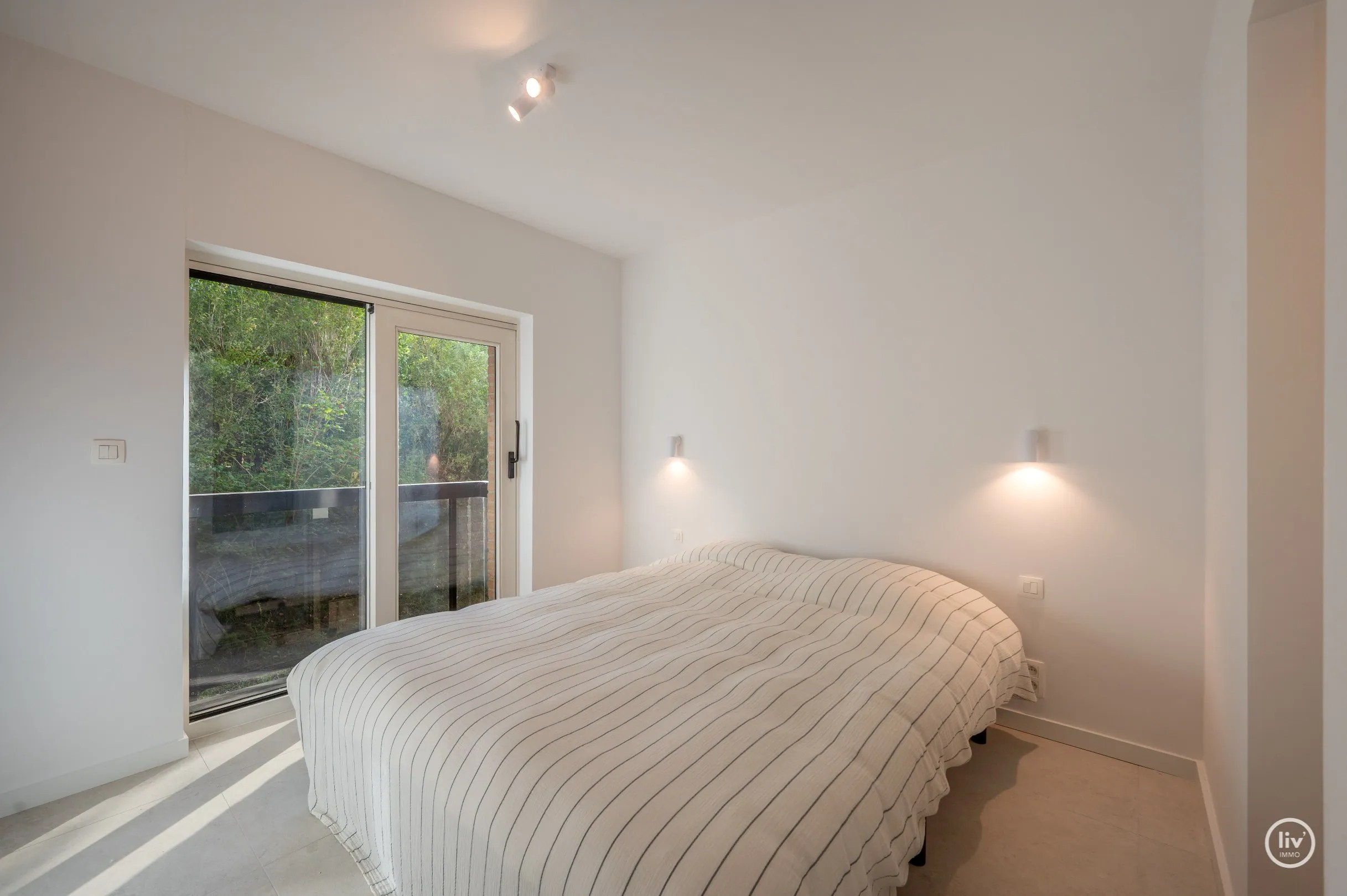 Dit prachtig gelegen appartement geniet van een zuidelijke oriëntatie en bevindt zich in een groene en rustige omgeving, rechtstreeks grenzend aan het Yzerpark. 