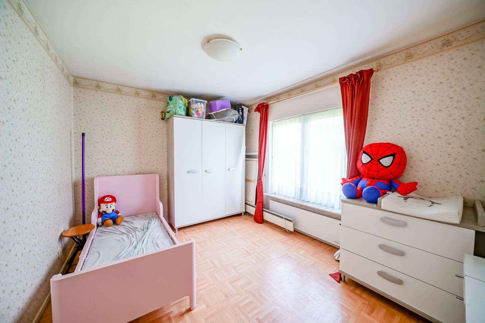 Opbrengstwoning met 2 verhuurde appartementen, tuin en 2 garages in Stene 