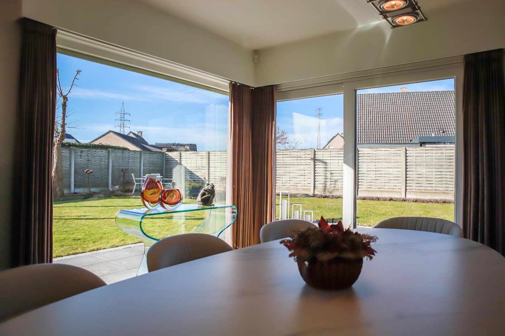 Prachtige alleenstaande woning met garage, carport en tuin op 648m² 