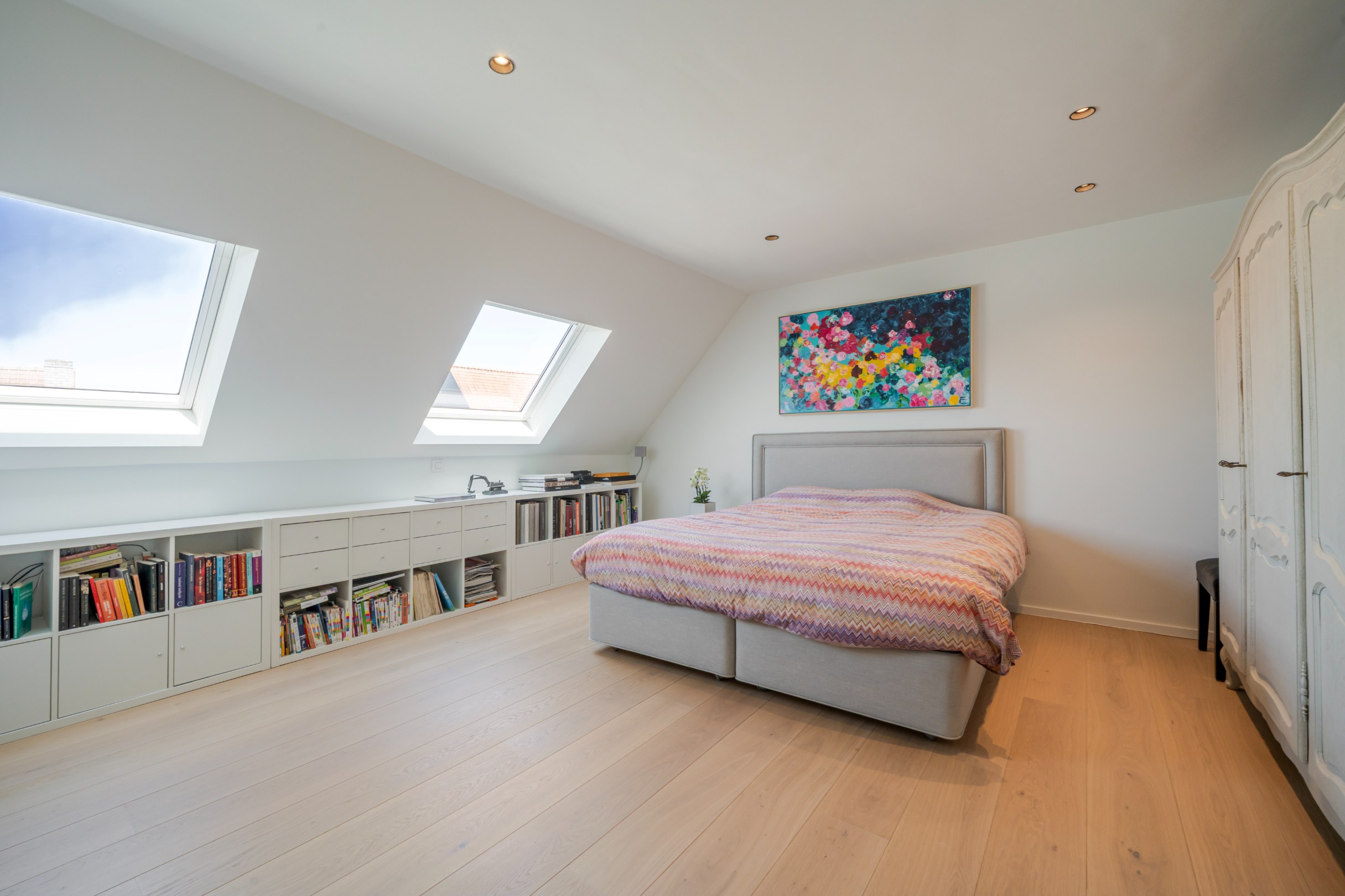 Magnifique villa jumelée très récente avec beaucoup de lumière, idéalement située en bordure du Zoute. 