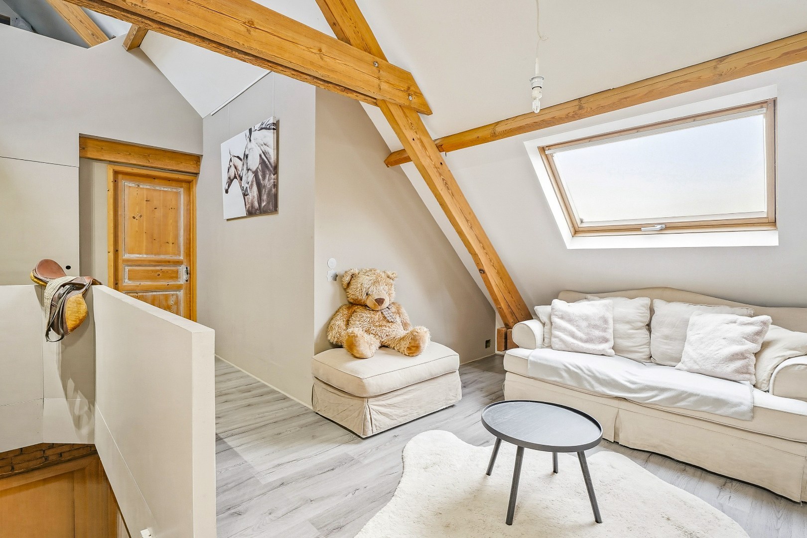Sfeervol ingerichte woning met 7 slaapkamers, 4 badkamers en ruime garage in Watou. 