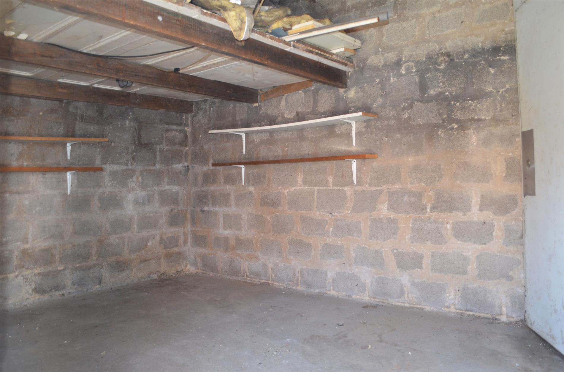 Te renoveren half open bebouwing gelegen te Bassevelde. 