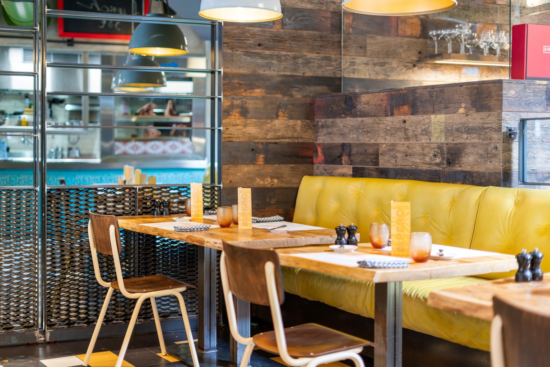 Magnifique local commercial fini (°2015), aménagé en restaurant équipé de toutes les technologies récentes et en excellent état, situé au centre de Knokke, à proximité de l'avenue Lippens et du marché 