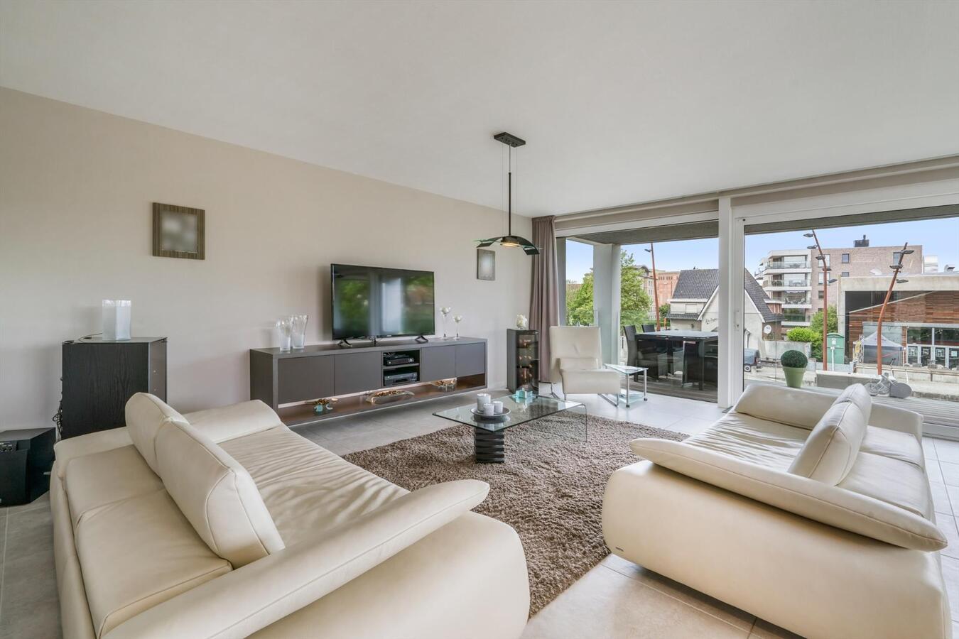 Ruim uniek  gelegen bemeubeld appartement met 2 slaapkamers en garage te Diksmuide 