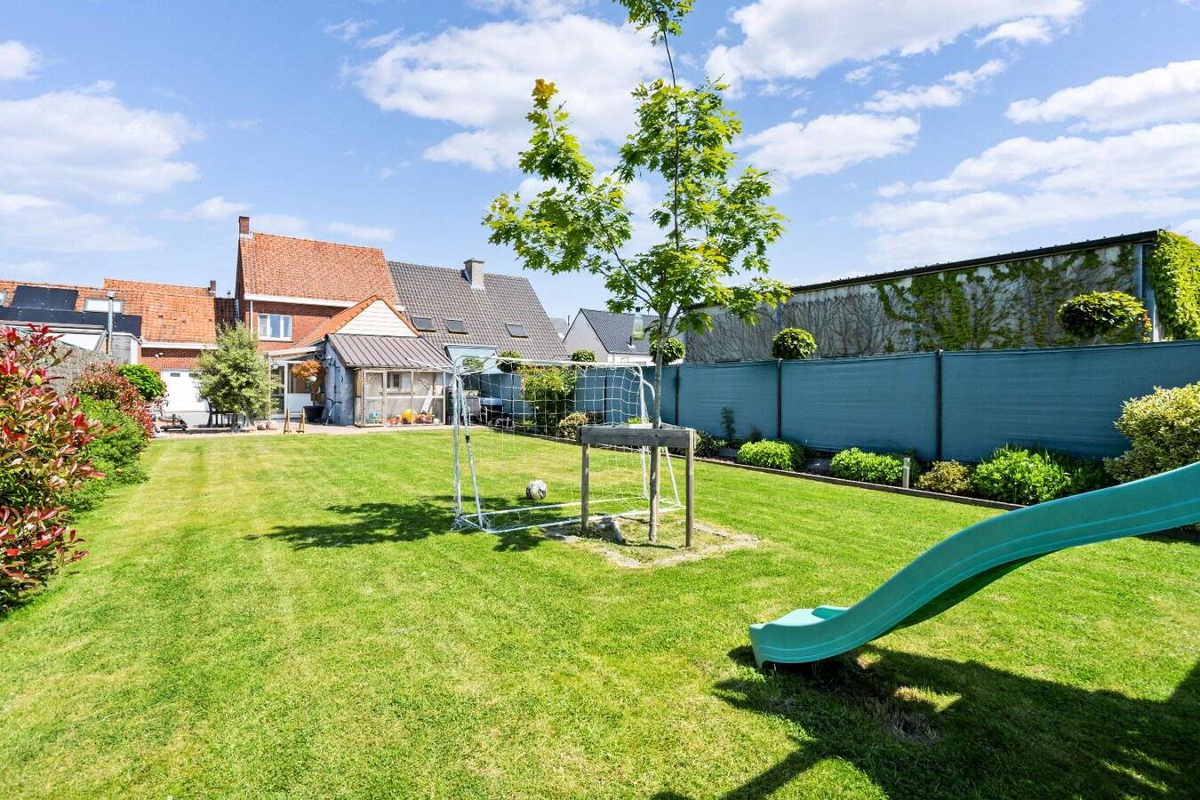 Centraal gelegen woning op uiterst ruim perceel van 1784 m² 