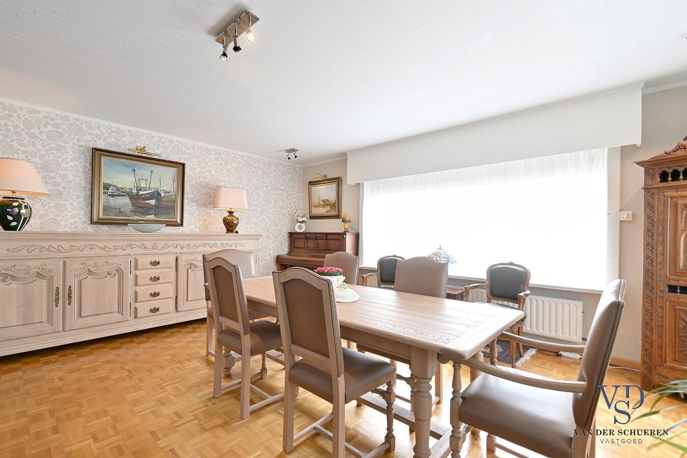 Statige villa in rustige residentiële wijk 