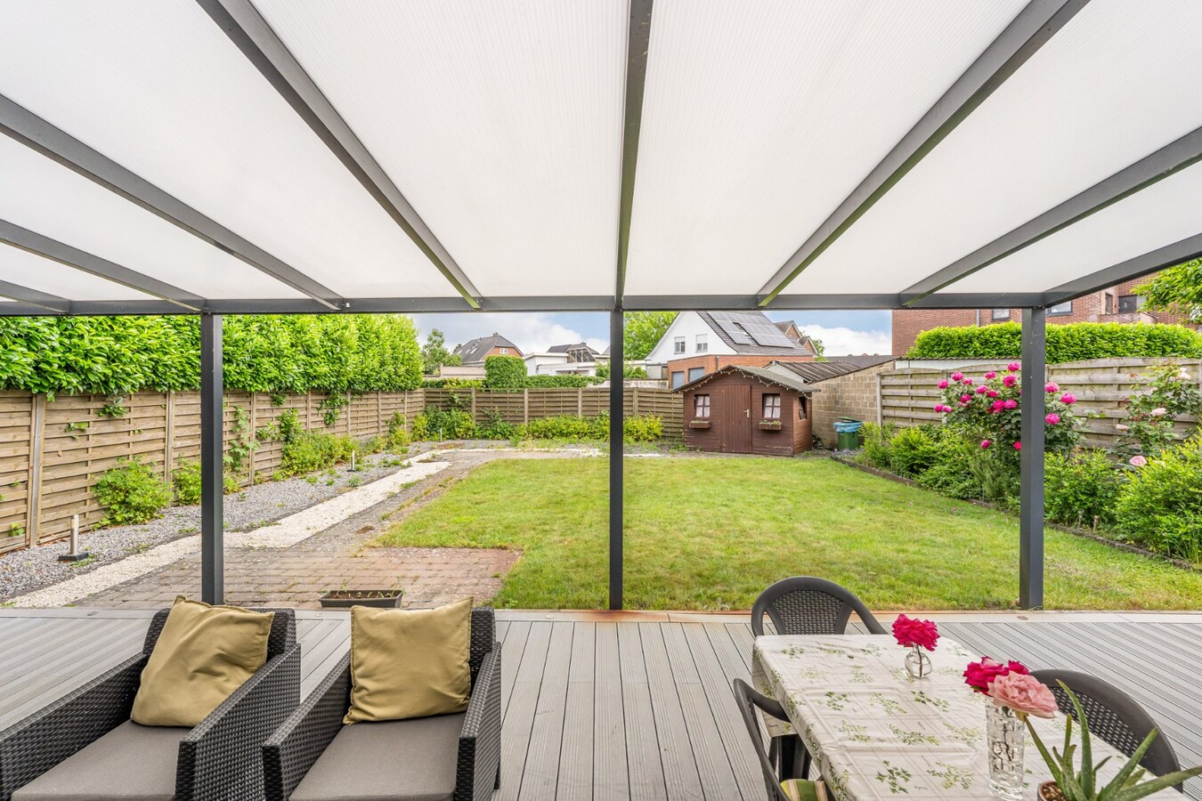 Een verrassend ruime half-vrijstaande stadswoning op perceel van 4a23ca. 
