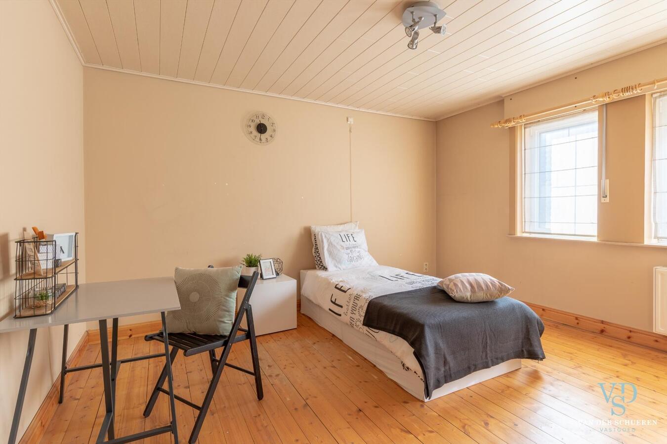 Praktische en degelijke woning in hartje Dikkelvenne . Bijzonder ruim ! 