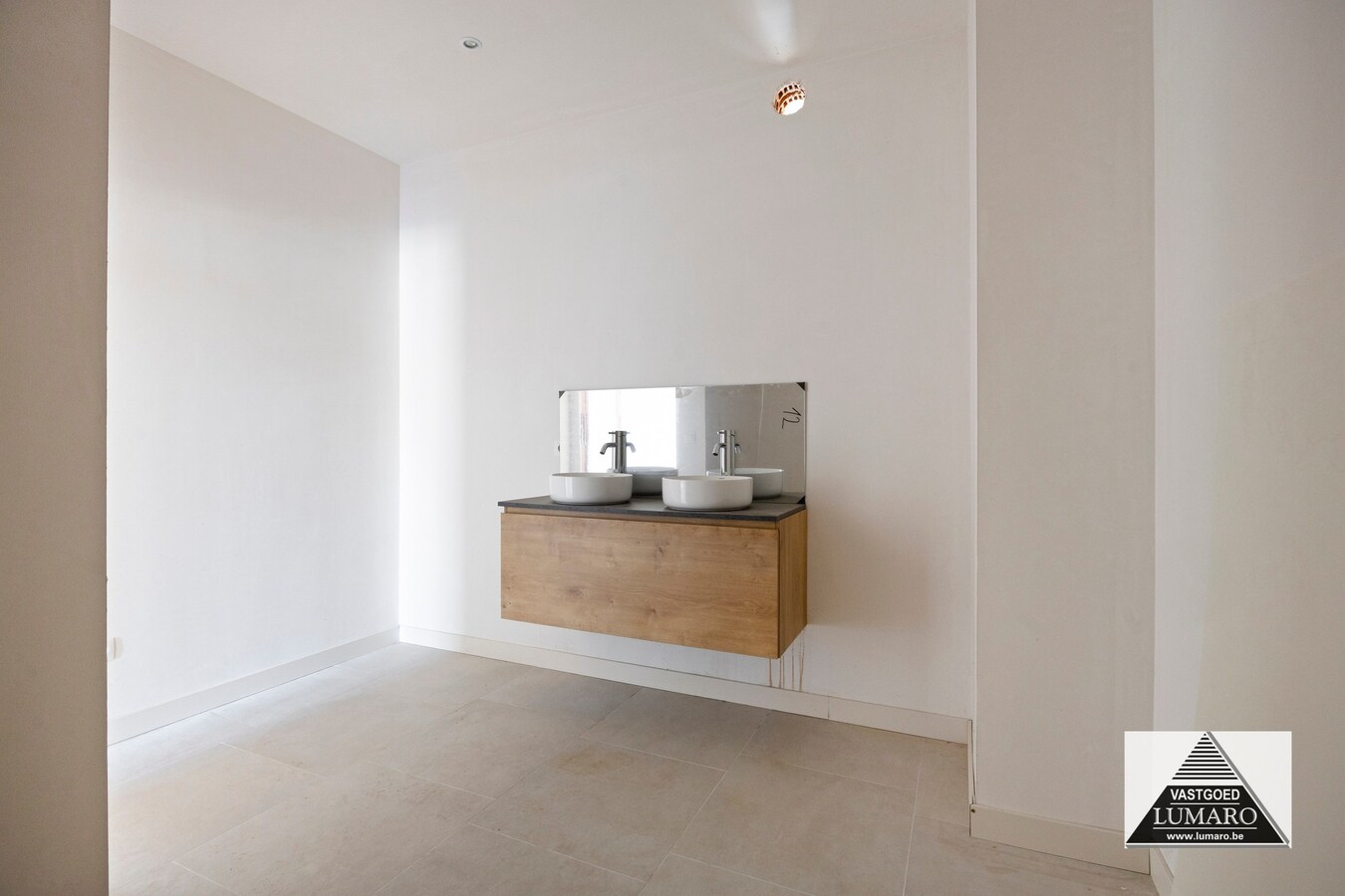 Nieuw gelijkvloers appartement met terras en tuintje 