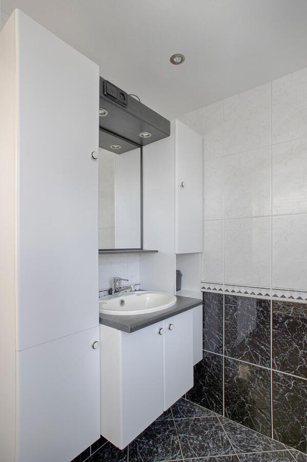 Ruim uitgebouwde hoekwoning met garage, berging, carport en vrije achterom gelegen in een rustige, kindvriendelijke straat tegenover een speelveld op 218 m² aan de Kievit 5 te Luyksgestel. 