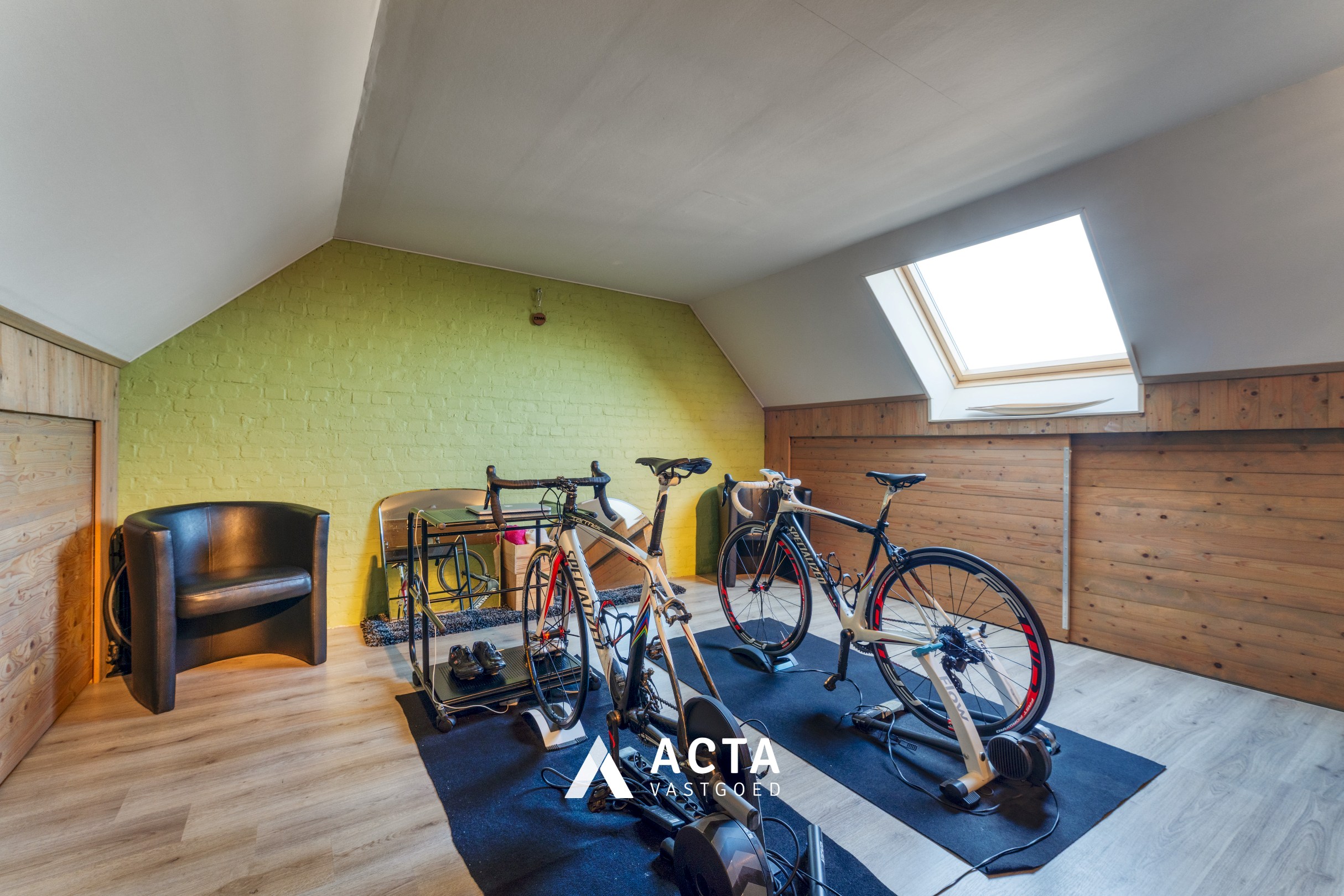 Instapklare bel-etage met 3 slaapkamers en garage 