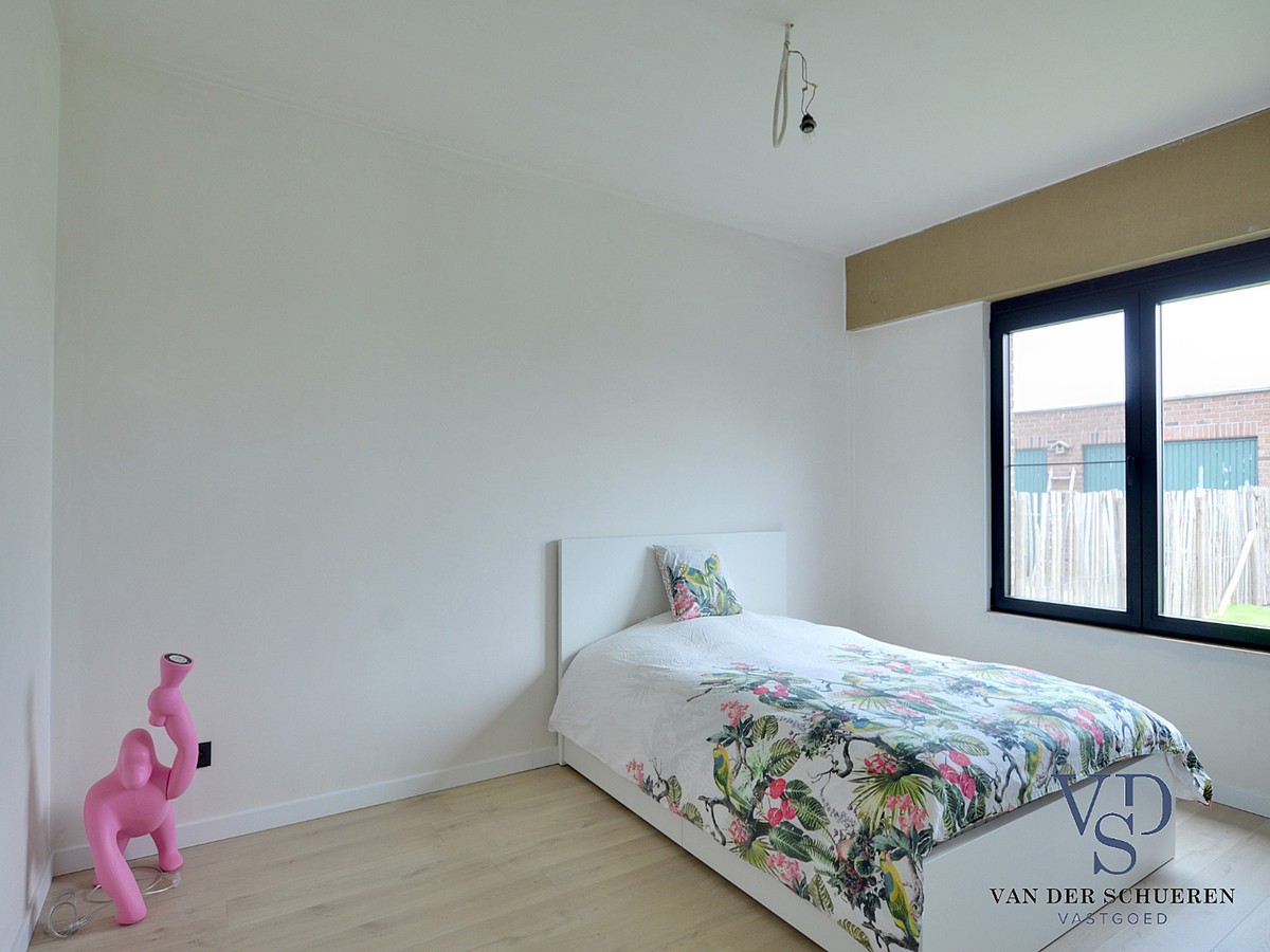 Exceptioneel gelegen, eigentijdse bungalow-villa. 